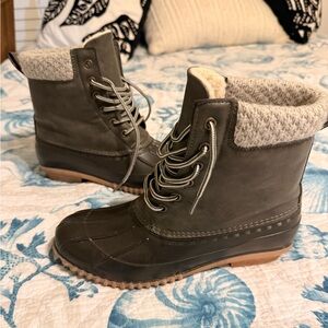 Magellan Womens Size 9B Gray Waterproof Duck Boots - Style # 157439 Lace Up